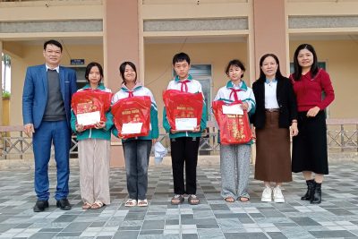 Tặng quà cho học sinh có hoàn cảnh khó khăn vươn lên trong cuộc sống.